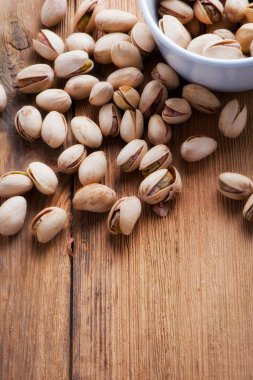 Ahşap zemin üzerine kavrulmuş ve tuzlu fıstık