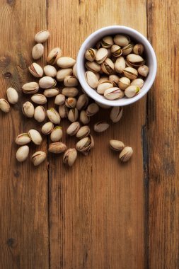 Ahşap zemin üzerine kavrulmuş ve tuzlu fıstık