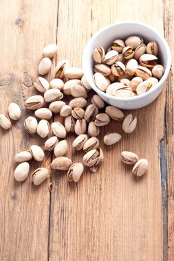 Ahşap zemin üzerine kavrulmuş ve tuzlu fıstık