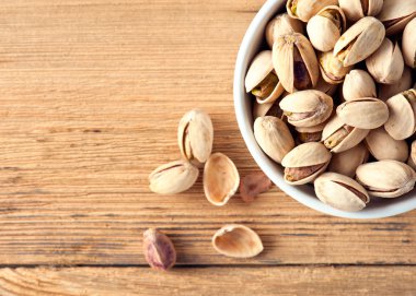 Ahşap zemin üzerine kavrulmuş ve tuzlu fıstık