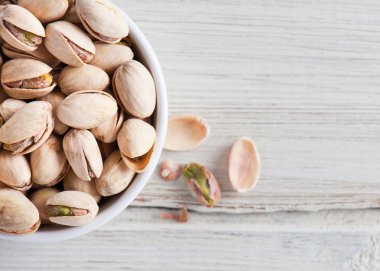 Ahşap zemin üzerine kavrulmuş ve tuzlu fıstık