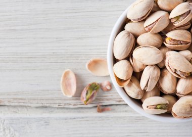 Ahşap zemin üzerine kavrulmuş ve tuzlu fıstık