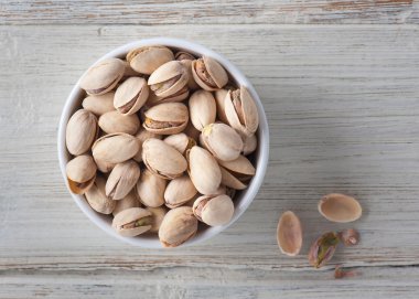 Ahşap zemin üzerine kavrulmuş ve tuzlu fıstık