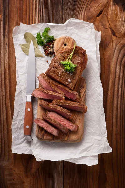 Rundvlees steaks en mes — Stockfoto