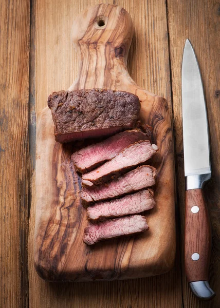 https://st2.depositphotos.com/6170158/8942/i/450/depositphotos_89425338-stock-photo-beef-steaks-and-knife.jpg