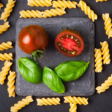 Kiraz domates. Kiraz domates asma üzerinde