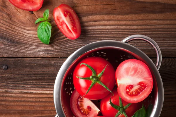 Tomates cereja. Tomates cereja em videira — Fotografia de Stock