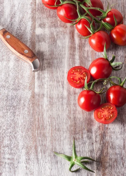 Tomates cereja. Tomates cereja em videira — Fotografia de Stock