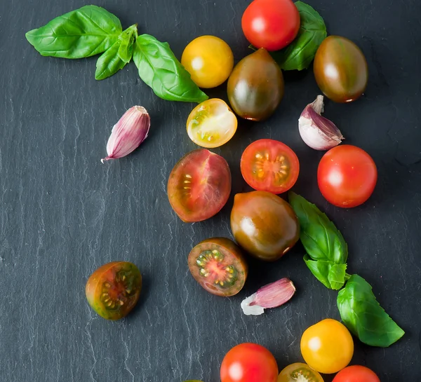 Tomates cereja. Tomates cereja em videira — Fotografia de Stock