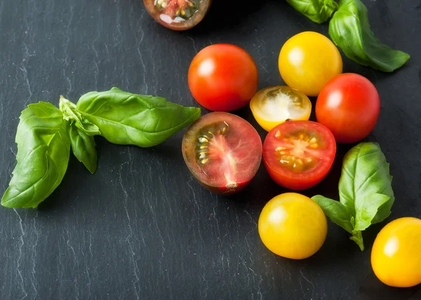 Tomates cereja. Tomates cereja em videira — Fotografia de Stock