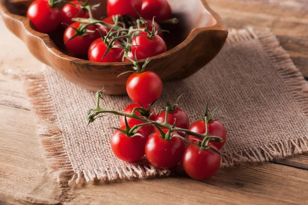 Tomates cereja. Tomates cereja em videira — Fotografia de Stock