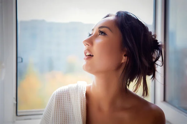 kızı tarafından pencere poz