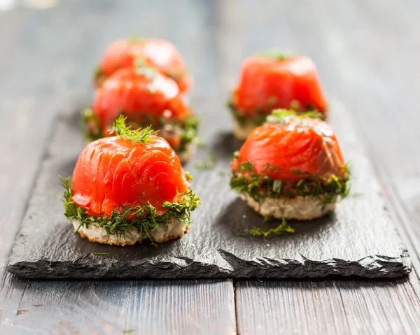 Canapés com salmão e requeijão — Fotografia de Stock