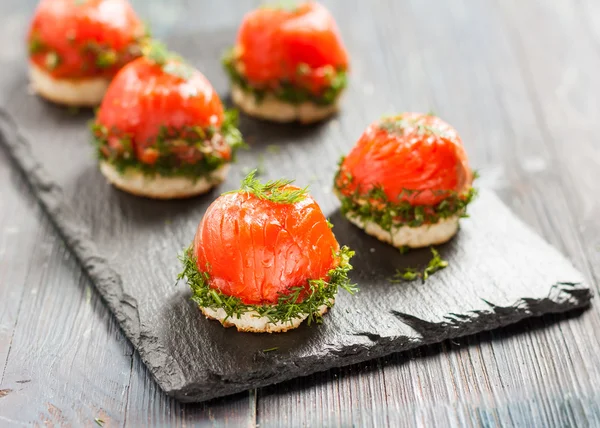 Canapés com salmão e requeijão — Fotografia de Stock