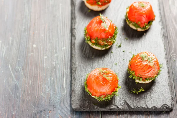 Canapés com salmão e requeijão — Fotografia de Stock