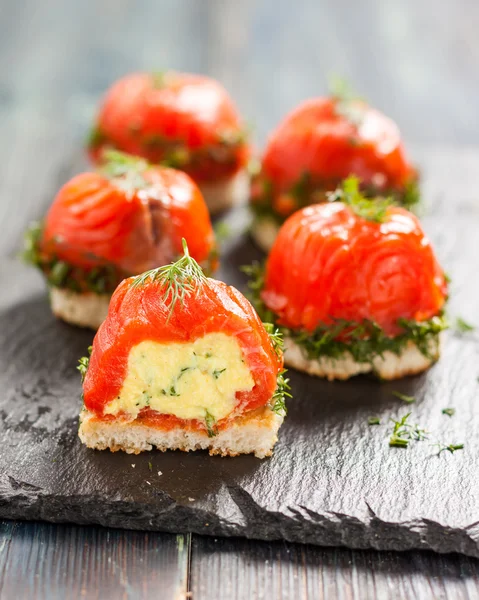 Canapés com salmão e requeijão — Fotografia de Stock