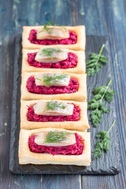 pancar ve ringa balığı ile tartlets