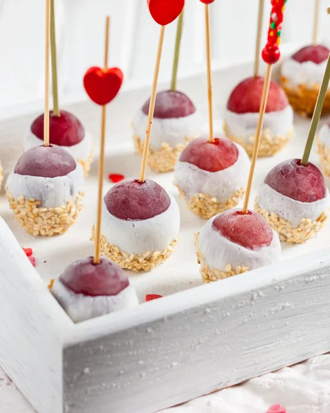 Un aperitivo de uvas congeladas, yogur y sésamo — Foto de Stock