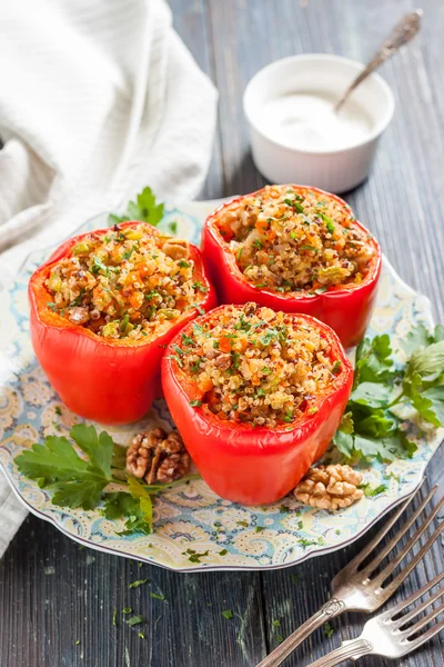 Biber quinoa ve ceviz ile doldurulmuş. Vejetaryen yemek — Stok fotoğraf