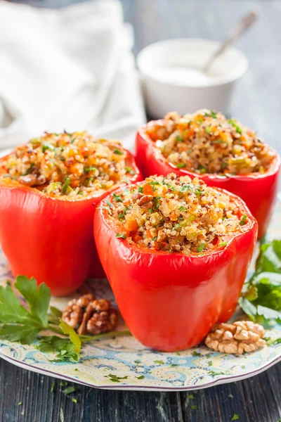 Paprika gevuld met quinoa en walnoten. Vegetarische schotel — Stockfoto
