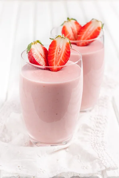 Voltear, batido, cóctel con yogur y fresas —  Fotos de Stock