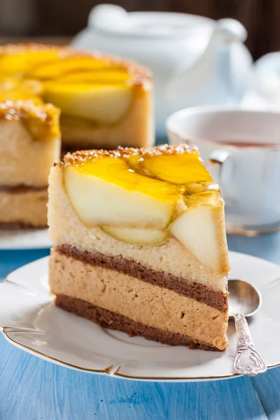 Cake with caramel mousse and apples — Stock Photo, Image