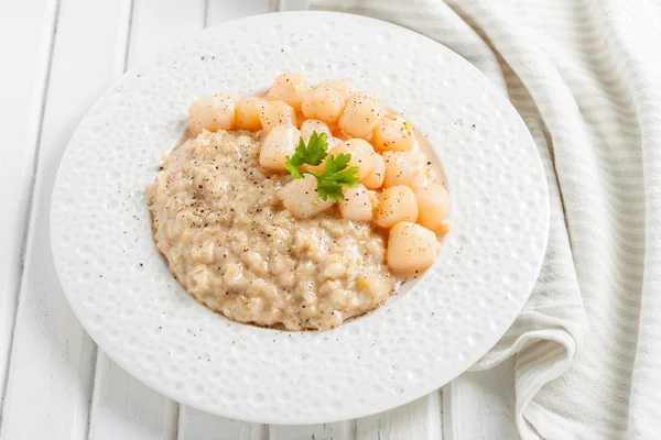 Risotto con vieiras — Foto de Stock