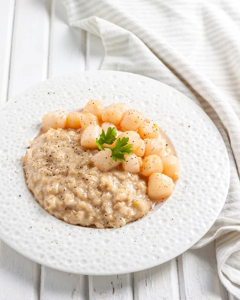 Risotto con vieiras —  Fotos de Stock