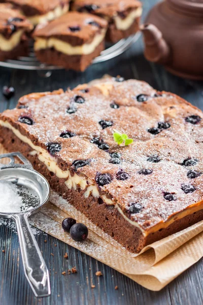 Pezzi di torta al cioccolato brownies con mora di rovo — Foto Stock