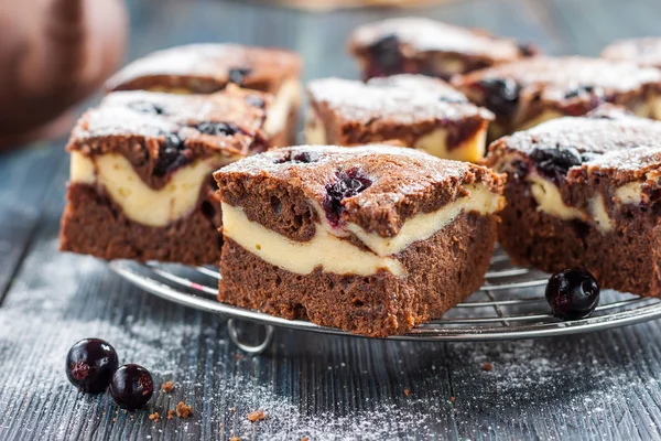 Bitar av choklad cheesecake brownies med blackberry — Stockfoto
