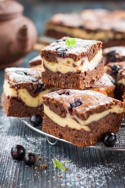 Pieces of chocolate cheesecake brownies with blackberry — Stock Photo, Image