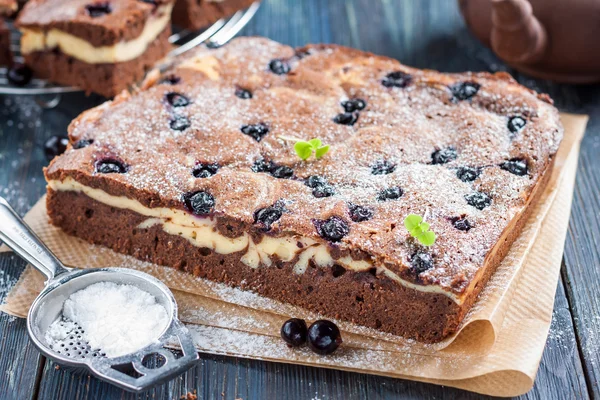 Pedaços de chocolate cheesecake brownies com amora — Fotografia de Stock