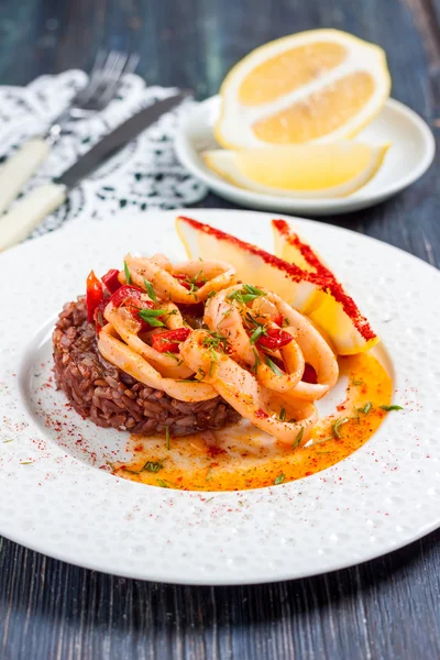 Anillos de calamar fritos con arroz rojo — Foto de Stock