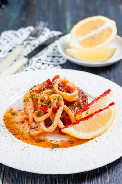 Anillos de calamar fritos con arroz rojo — Foto de Stock