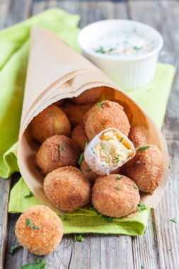Falafel, tzatziki soslu nohut topları