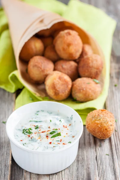 Falafel, kuřecí koule s omáčkou z tzatziki — Stock fotografie