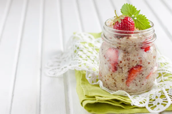 Bubur Quinoa dengan santan kelapa dan stroberi . — Stok Foto