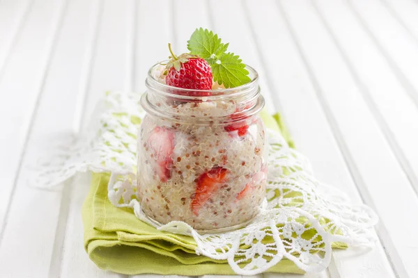 Bubur Quinoa dengan santan kelapa dan stroberi . — Stok Foto