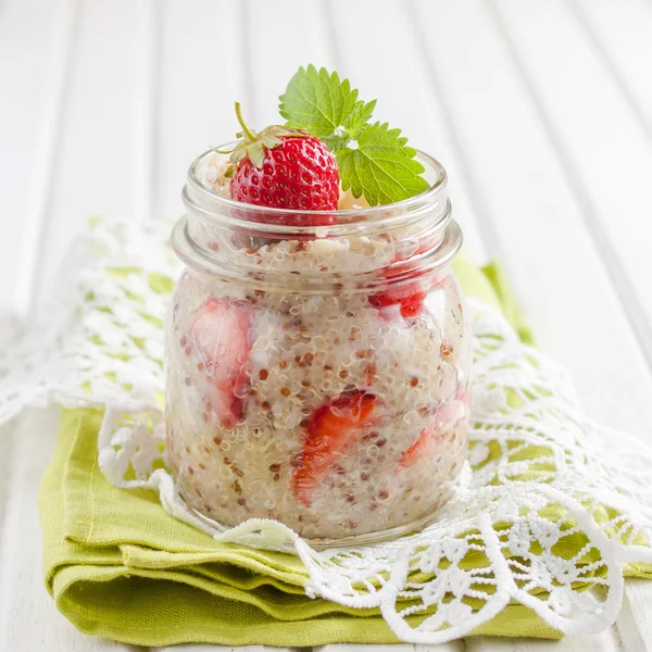 Kvinoa puuroa kookosmaidon ja mansikoiden kanssa . — kuvapankkivalokuva