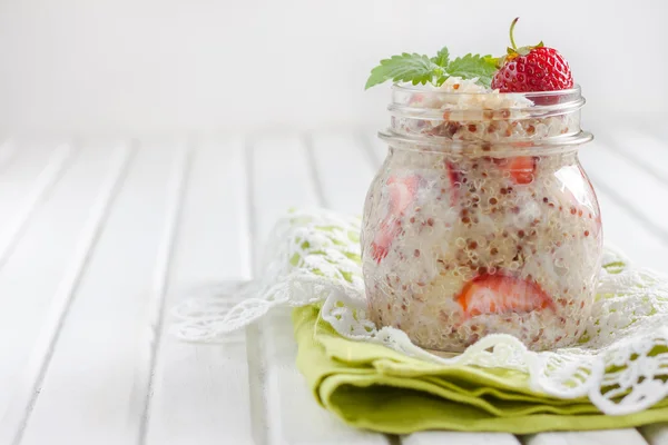 Quinoa kaše s kokosovým mlékem a jahody. — Stock fotografie