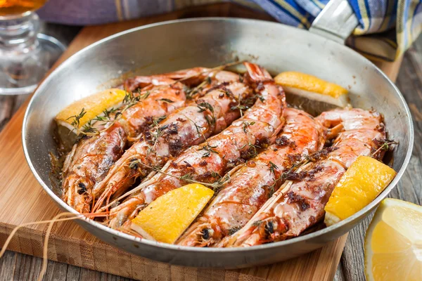 Crevettes argentines dans la casserole — Photo