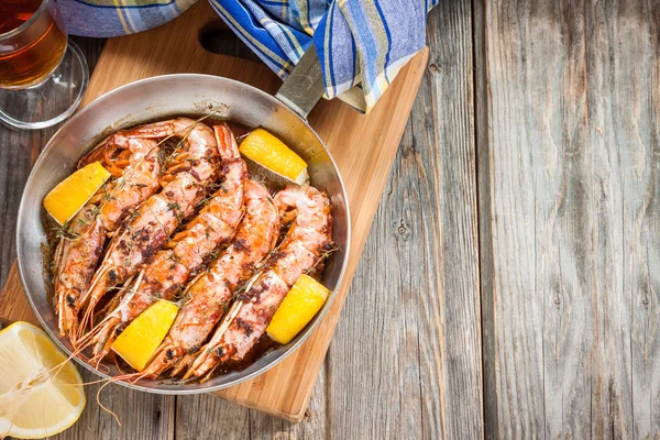 Crevettes argentines dans la casserole — Photo