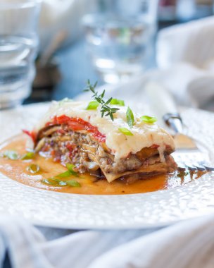 Sebze Lazanya. Lazanya patlıcan, domates ve peynir ile