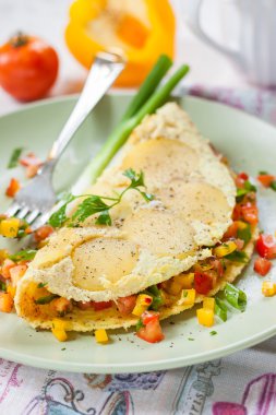 Patates, taze sebze dolu ile Akdeniz omlet