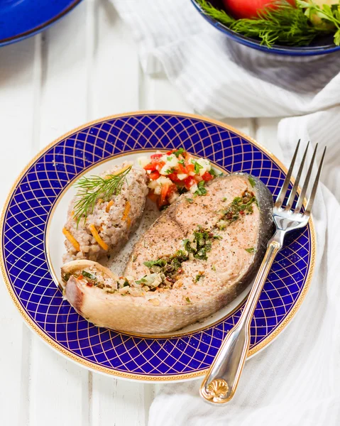 Запеченный лосось с травами. Зеленая гречка и овощной салат — стоковое фото