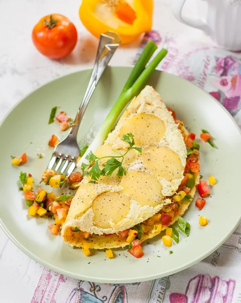 Śródziemnomorskiej omlet z ziemniakami, pełne świeżych warzyw — Zdjęcie stockowe