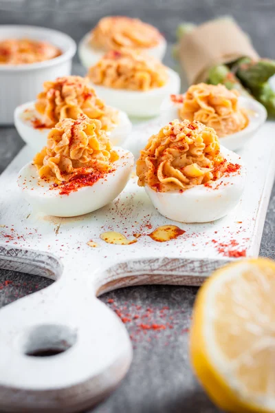 Huevos endemoniados aperitivo con hummus . — Foto de Stock