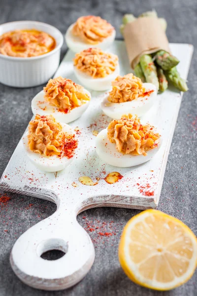 Aperitivo de ovos diabólicos com hummus . — Fotografia de Stock