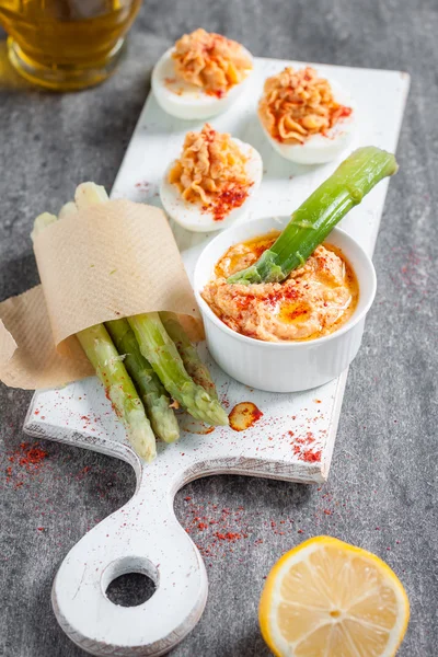 Aperitivo de ovos diabólicos com hummus . — Fotografia de Stock