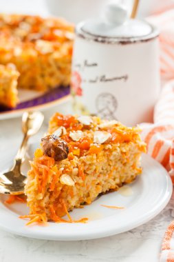 fındık, bal ve kuru kayısı ile havuç kek